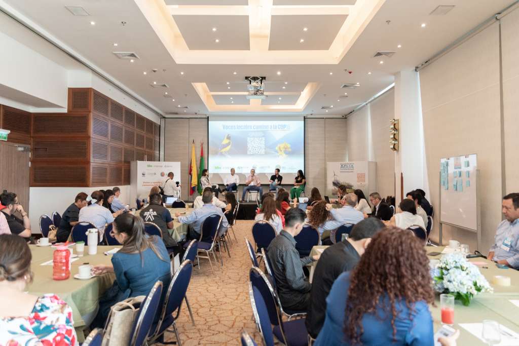 Encuentro por el Agua y la Energía Renovable en Bucaramanga.