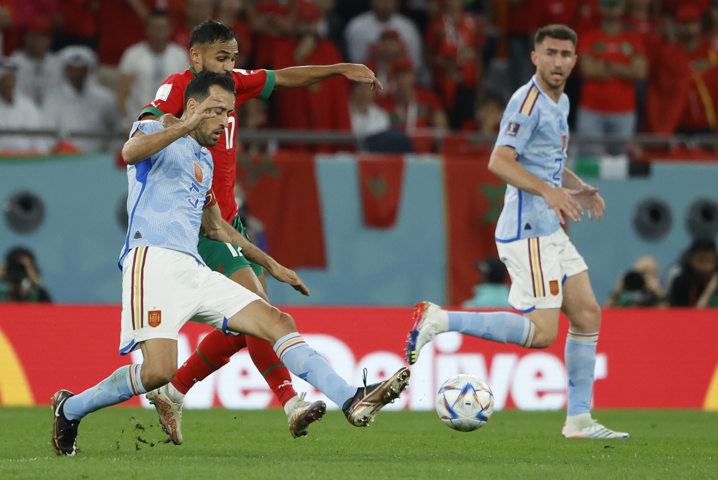 . RAYÁN (CATAR), 06/12/2022.- Sofiane Boufal (atrás) de Marruecos disputan un balón con Sergio Busquets de España hoy, en un partido de los octavos de final del Mundial de Fútbol Qatar 2022 entre Marruecos y España en el estadio Ciudad de la Educación en Rayán (Catar). EFE/ Juanjo Martín