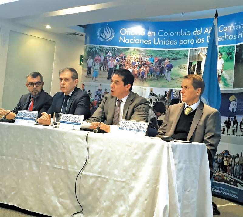 Roberto de Sogus y Guillermo Fernández Maldonado, funcionarios de las Naciones Unidas; Ricardo Sabogal, director de la Unidad de Tierras y Todd Howland, representante de la ONU para los Derechos Humanos. / El Espectador