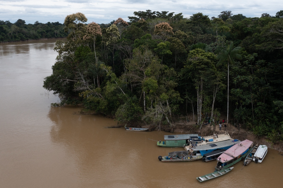 Vista aérea que muestra a los miembros indígenas de la Unión de Pueblos Indígenas del Valle de Javari (UNIVAJA) que buscan pistas que conduzcan al paradero del veterano corresponsal Dom Phillips y del respetado especialista indígena Bruno Pereira, reunidos a orillas del río Itaguaí en Vale do Javari, municipio de Atalaia do Norte, estado de Amazonas, Brasil.
