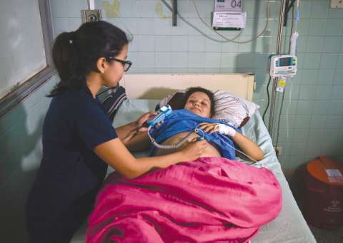 Se están agotando las camas para que las mujeres den a luz en Medellín