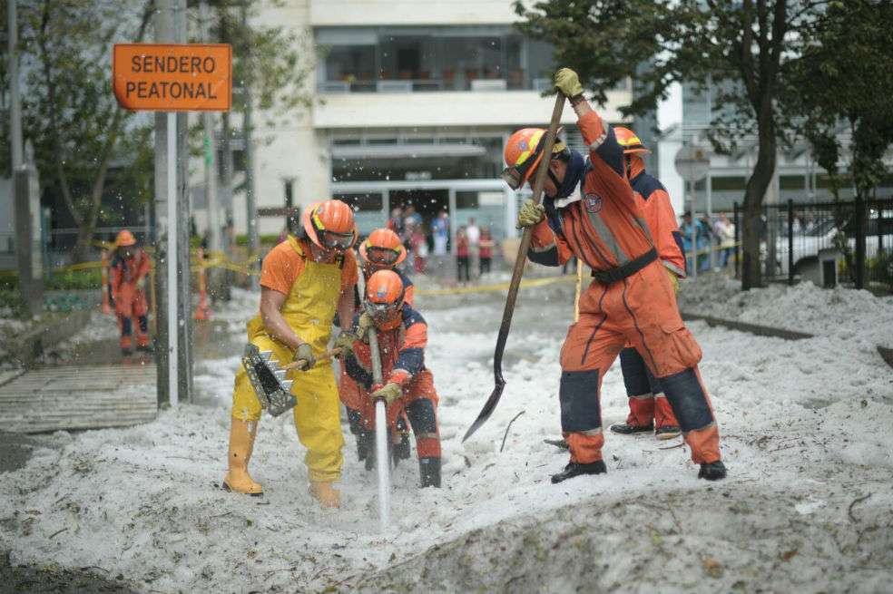 Trabajos de los organismos de emergencia tras la granizada del pasado martes 31 de octubre.  / Cristian Garavito - El Espectador