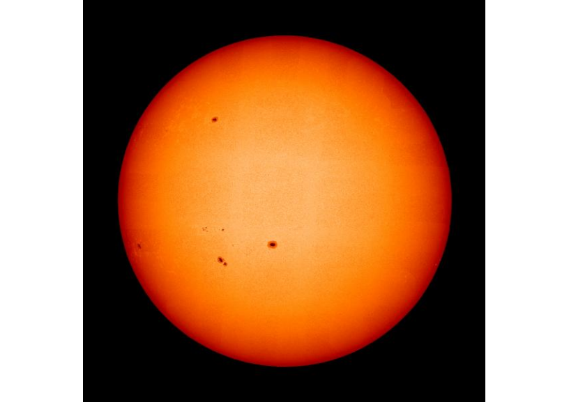 El Sol en luz visible, tal como lo ve el instrumento PHI. /ESA y NASA/Solar Orbiter/equipos PHI y EUI; Procesamiento de datos: J. Hirzberger (MPS) y E. Kraaikamp (ROB)