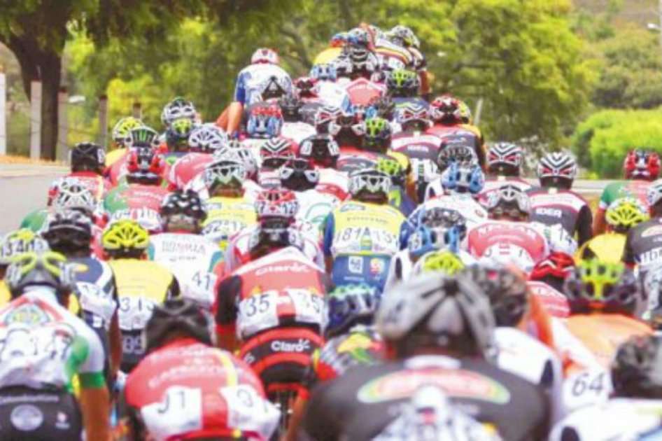 Pelotón de la Vuelta a Colombia en la edición del año pasado, que ganó Óscar Sevilla. / Luis Ángel