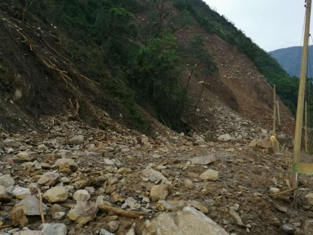 Desde la semana pasado, se anunció el cierre preventivo de la vía al Llano. Así se veía en la mañana de este jueves el kilómetro 58, uno de los puntos más críticos. / Coviandes