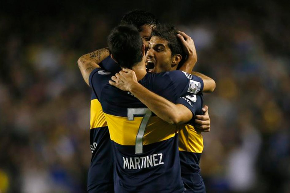 Nicolás Blandi de Boca Juniors celebra con sus compañeros el gol de la victoria frente a Barcelona.
