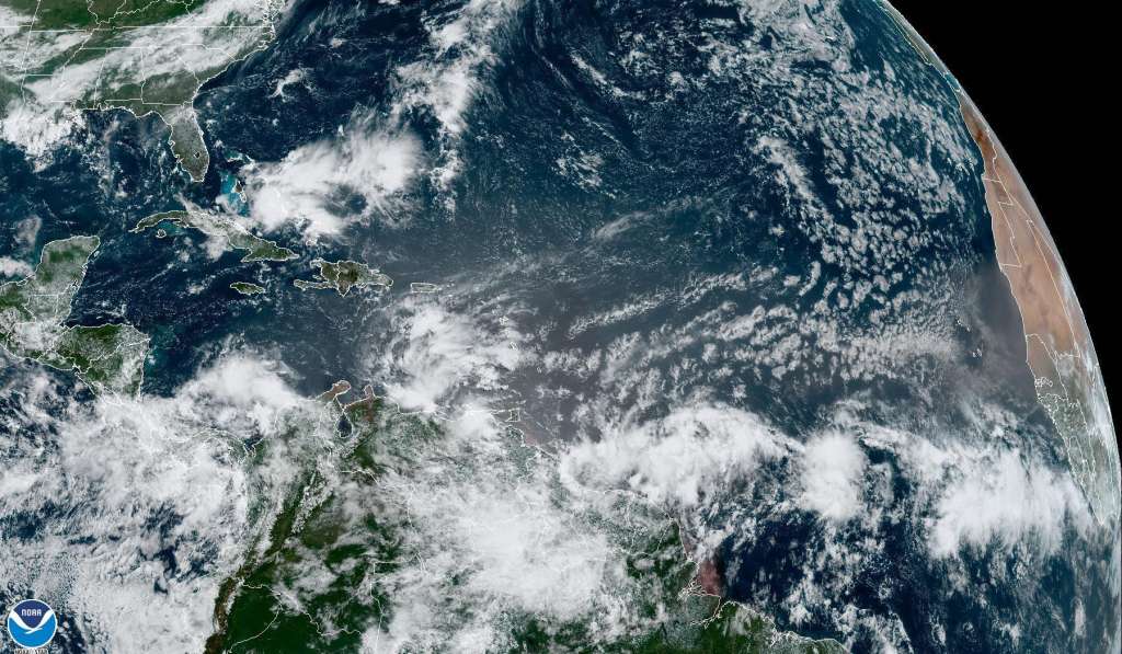 USA8832. MIAMI (ESTADOS UNIDOS), 27/06/2022.- Fotografía satelital cedida por la Administración Nacional de Océanos y Atmósfera (NOAA) de Estados Unidos a través del Centro Nacional de Huracanes (NHC) donde se aprecia la situación del clima hoy lunes en el Atlántico. El NHC de Estados Unidos vigila tres sistemas en la cuenca atlántica, uno de los cuales, situado en el Atlántico tropical central, puede convertirse en un ciclón en los próximos días y afectar a las islas de Barlovento y partes de Venezuela. EFE/ NOAA-NHC/ SÓLO USO EDITORIAL/SÓLO DISPONIBLE PARA ILUSTRAR LA NOTICIA QUE ACOMPAÑA (CRÉDITO OBLIGATORIO)
