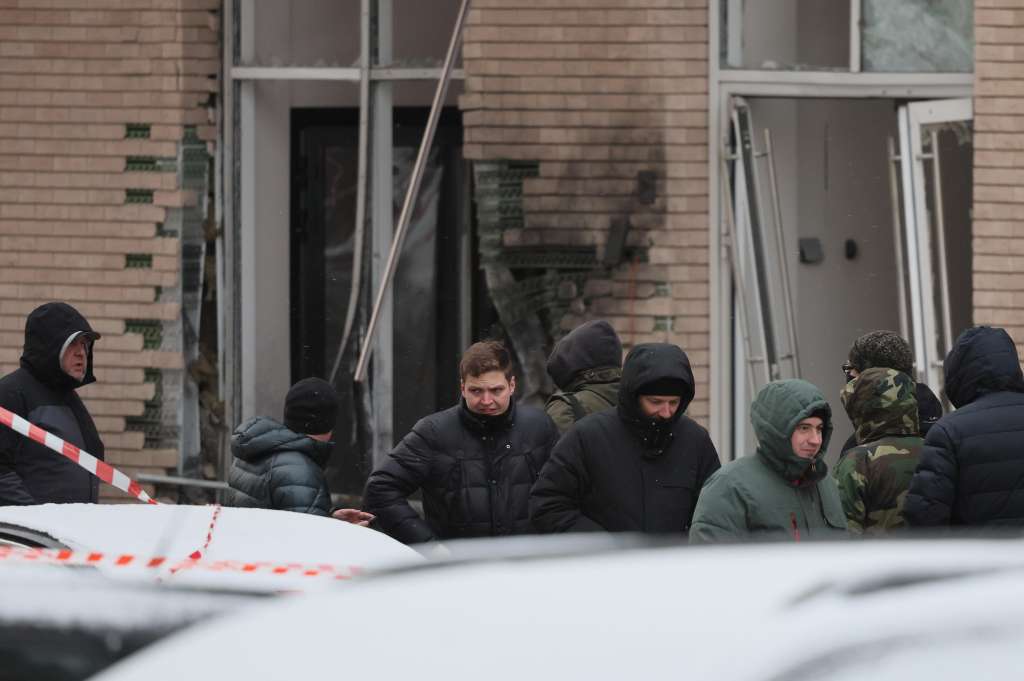 Moscow (Russian Federation), 17/12/2024.- A view of a scene of an explosion in Moscow, Russia 17 December 2024. According to a statement by the Investigative Committee of Russia, Lieutenant General Igor Kirillov and his assistant were killed in a blast outside of an apartment building in Moscow. The committee's statement said the explosive was hidden inside of an electric scooter. (Rusia, Moscú) EFE/EPA/YURI KOCHETKOV