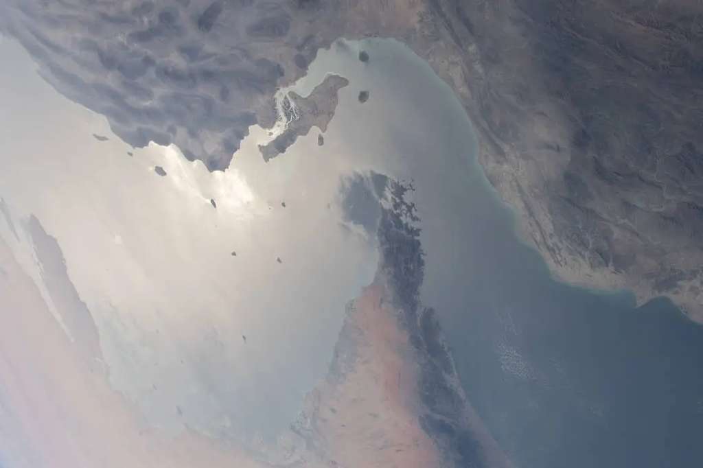 Imagen satelital del estrecho de Ormuz, una ruta marítima de
gran importancia estratégica que separa a los Emiratos Árabes Unidos e
Irán y a las principales masas de agua del golfo Pérsico y del golfo
de Omán.