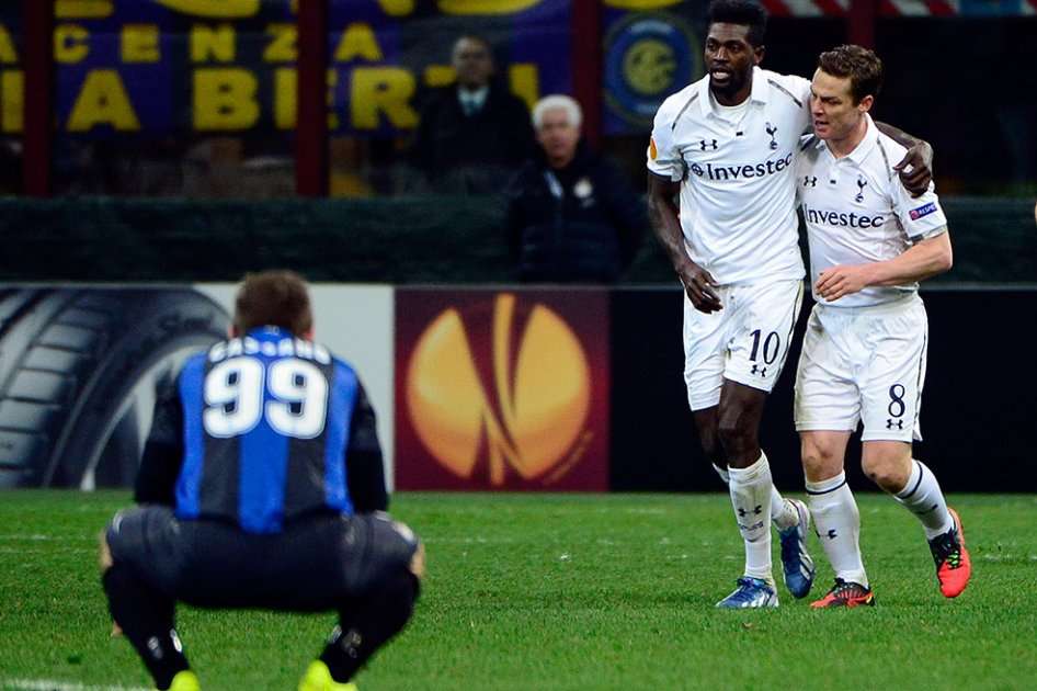 Adebayor celebra con Parker el gol que le marcó a Inter mientras Cassano lamenta la eliminación. / AFP