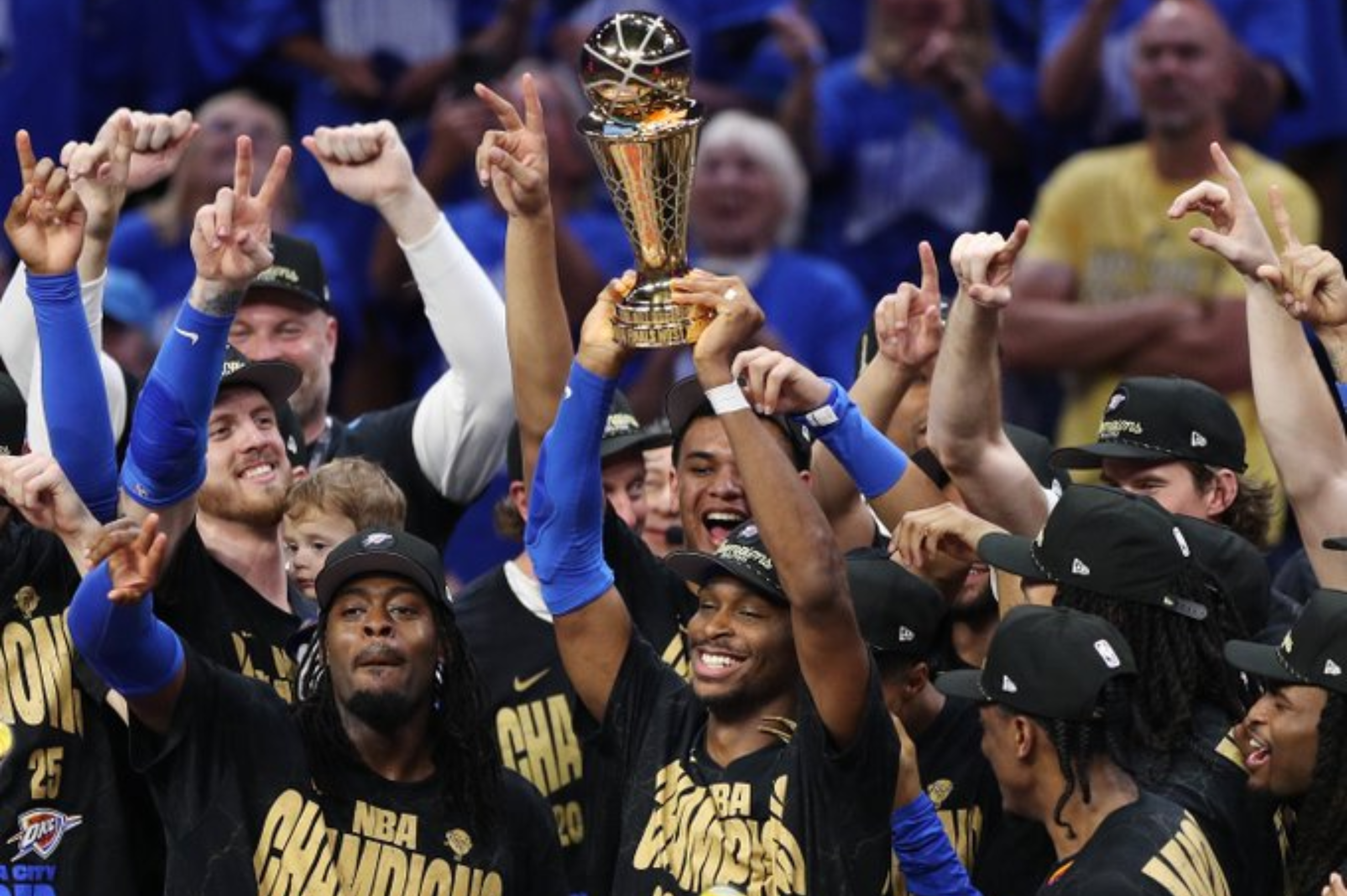 Shai Gilgeous-Alexander levanta el trofeo de MVP.