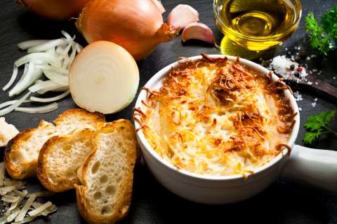 Usa esta exquisita y deliciosa receta para preparar una sopa de cebolla