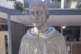 Redes sociales presionan para que cubran estatua en colegio de Australia "por vulgar"