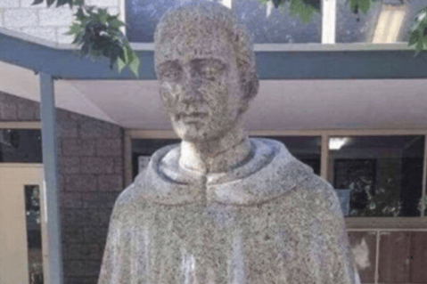 Redes sociales presionan para que cubran estatua en colegio de Australia "por vulgar"