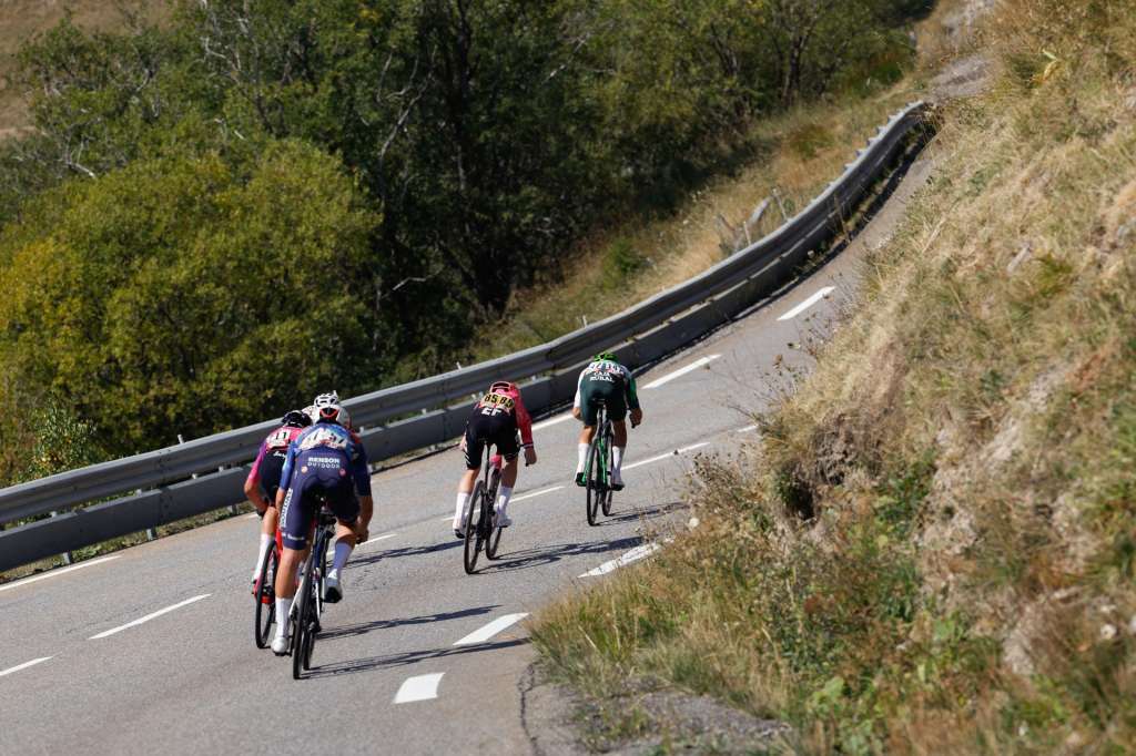 SUSA (ITALIA), 26/08/2025.- Los escapados Nicolau, Quinn, Aparicio, Bonneu y Vervaeke, ya en Francia, durante la cuarta y última etapa de La Vuelta Ciclista a España disputada fuera de nuestro país, que discurre este martes entre las localidades de Susa y Voiron sobre 206,7 kilómetros, que empieza en Italia y acaba en Francia como transición para llegar a territorio español. EFE/ Javier Lizon