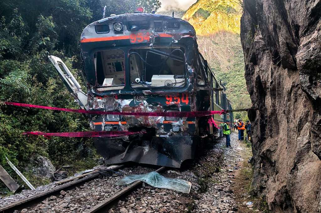Uno de los dos trenes afectados tras un choque frontal que conecta Machu Picchu con Ollantaytambo, en Pampacahua, departamento de Cusco, Perú, el 30 de diciembre de 2025.