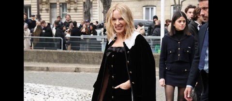 Kylie Minogue muestra cómo llevar el ‘vestidito negro’ a los cincuenta