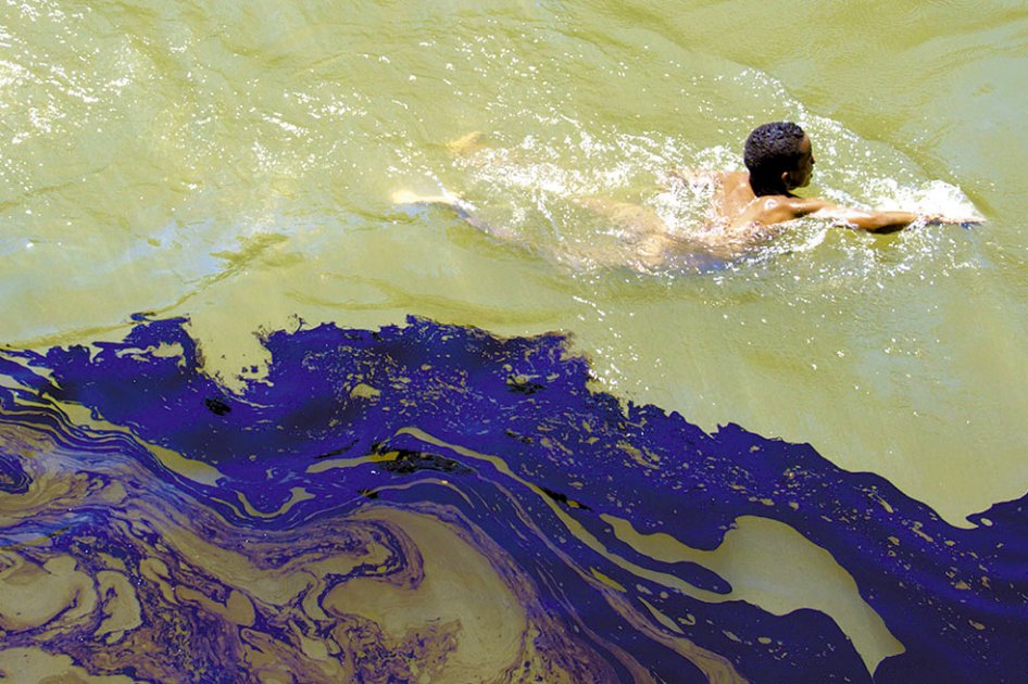 Pese al derrame de crudo en el río Caunapí, ocurrido el 8 de junio, los habitantes siguen utilizando sus aguas para uso diario. / Confidencial Colombia