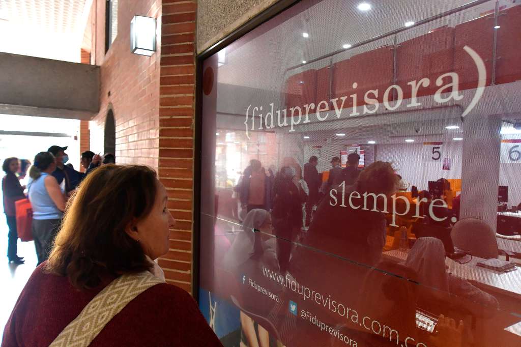 Pacientes reclamando en la Fiduprevisora, en Bogotá.