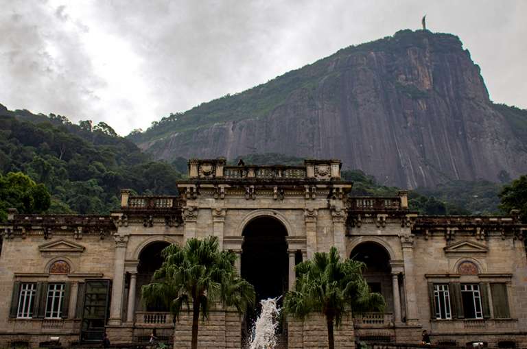 ‘Parque Lage’ es un espacio de puro verde que reúne a los enamorados y fiesteros de la Ciudad Maravillosa, sus 52 hectáreas de naturaleza rodean la casa antigua del siglo XIX en donde ahora funciona la Escuela de Artes Visuales Parque Lage.