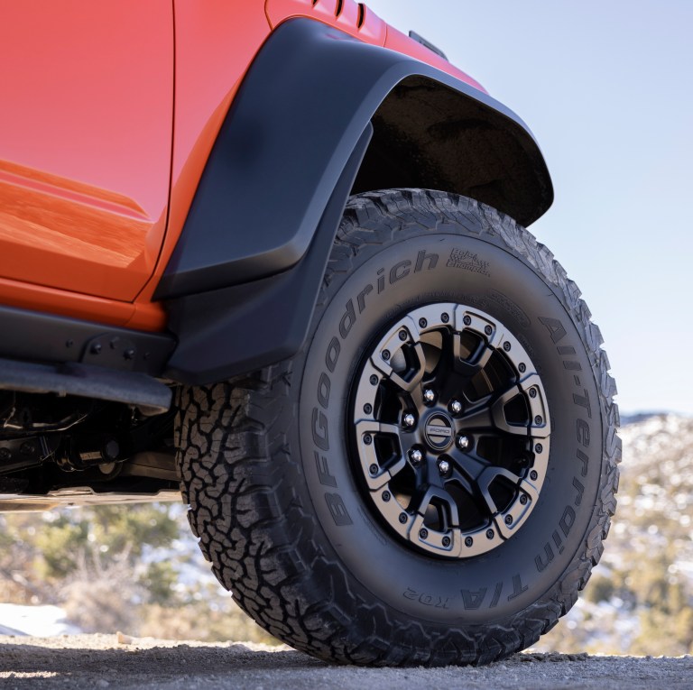 Así mismo, Ford anunció que los neumáticos que incluirá Bronco Raptor serán de 37 pulgadas (37x12.50R17LT).