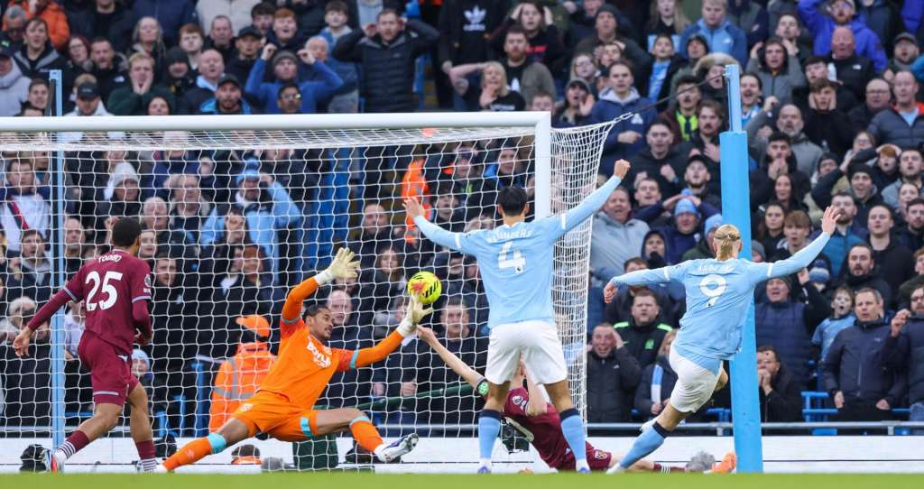 MANCHESTER (United Kingdom), 20/12/2025.- Manchester City's Erling Haaland scores the opening goal during the English Premier League match between Manchester City FC and West Ham United, in Manchester, Britain, 20 December 2025. (Reino Unido) EFE/EPA/ALEX DODD EDITORIAL USE ONLY. No use with unauthorized audio, video, data, fixture lists, club/league logos, 'live' services or NFTs. Online in-match use limited to 120 images, no video emulation. No use in betting, games or single club/league/player publications.