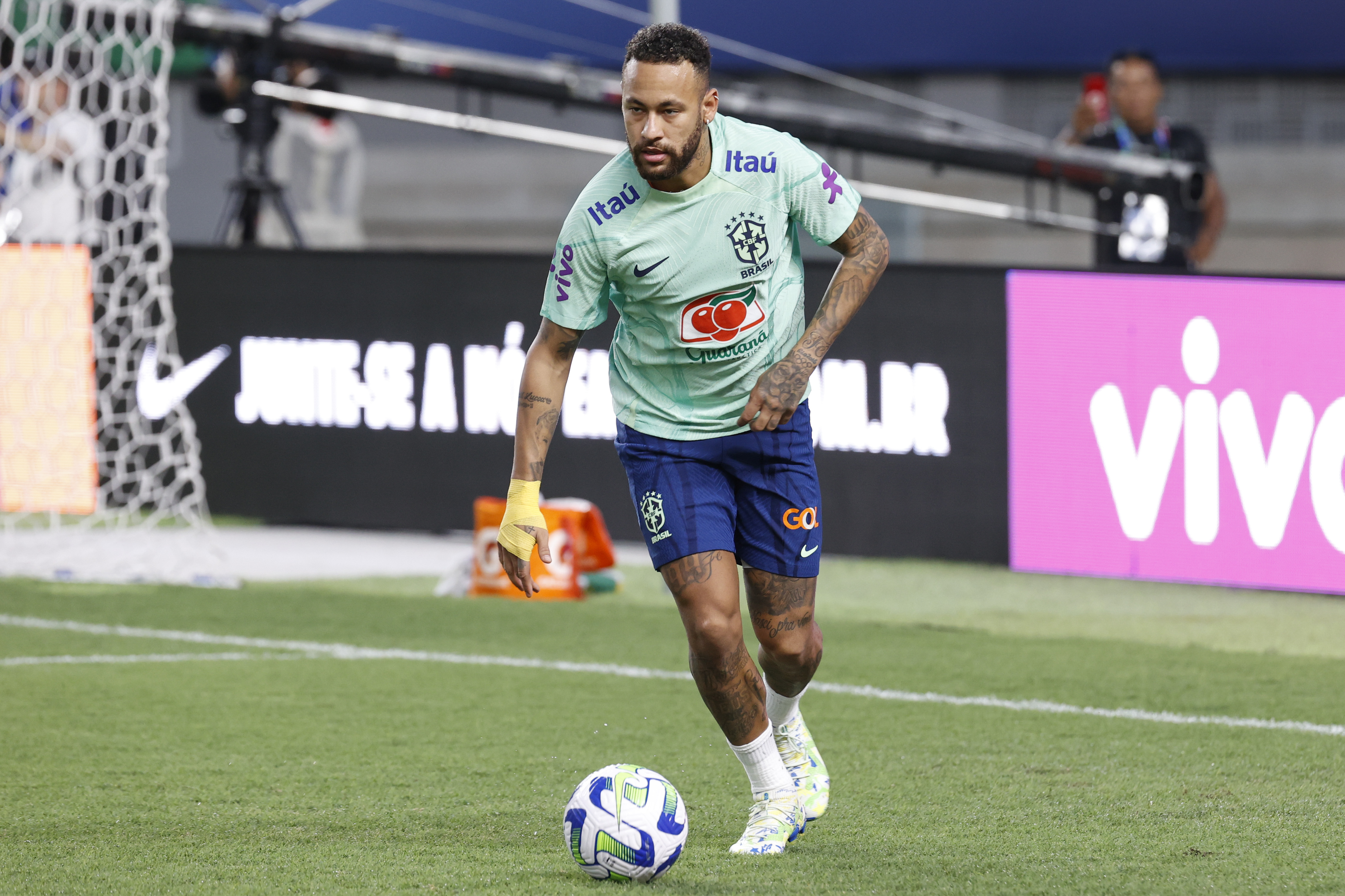 AME7163. BELÉM (BRASIL), 06/09/2023.- Neymar controla un balón durante un entrenamiento de la selección de Brasil hoy, en el estadio Mangueirão en la ciudad amazónica de Belém (Brasil). El próximo viernes Brasil debutara con Bolivia en las eliminatorias sudamericanas para el Mundial de 2026. EFE/ Sebastiao Moreira