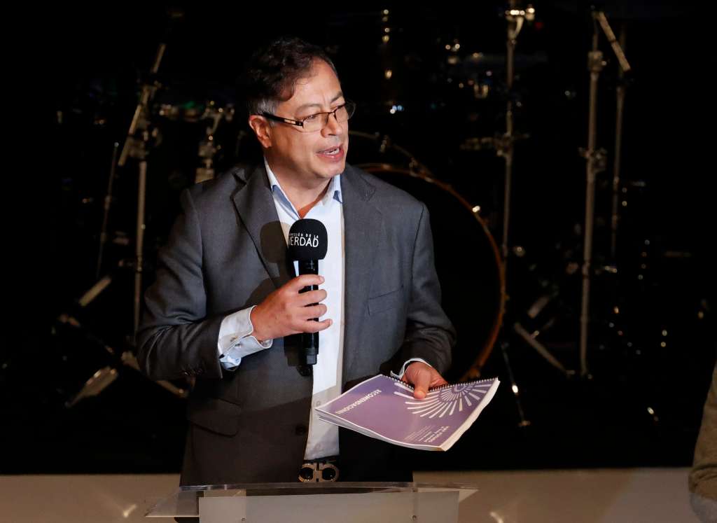 AME7155. BOGOTÁ (COLOMBIA), 04/08/2022.- Fotografía de archivo fechada el 28 de junio de 2022 que muestra al presidente electo Gustavo Petro mientras habla durante la presentación del informe final construido por la Comisión de la Verdad, en Bogotá (Colombia). La búsqueda de la "paz total" en un país donde las distintas formas de violencia volvieron a crecer después de la firma del acuerdo con las FARC es una de las prioridades de Gustavo Petro como presidente de Colombia y una apuesta ambiciosa en momentos en que hay una embestida criminal del Clan del Golfo contra la Policía Nacional. EFE/ Mauricio Dueñas Castañeda