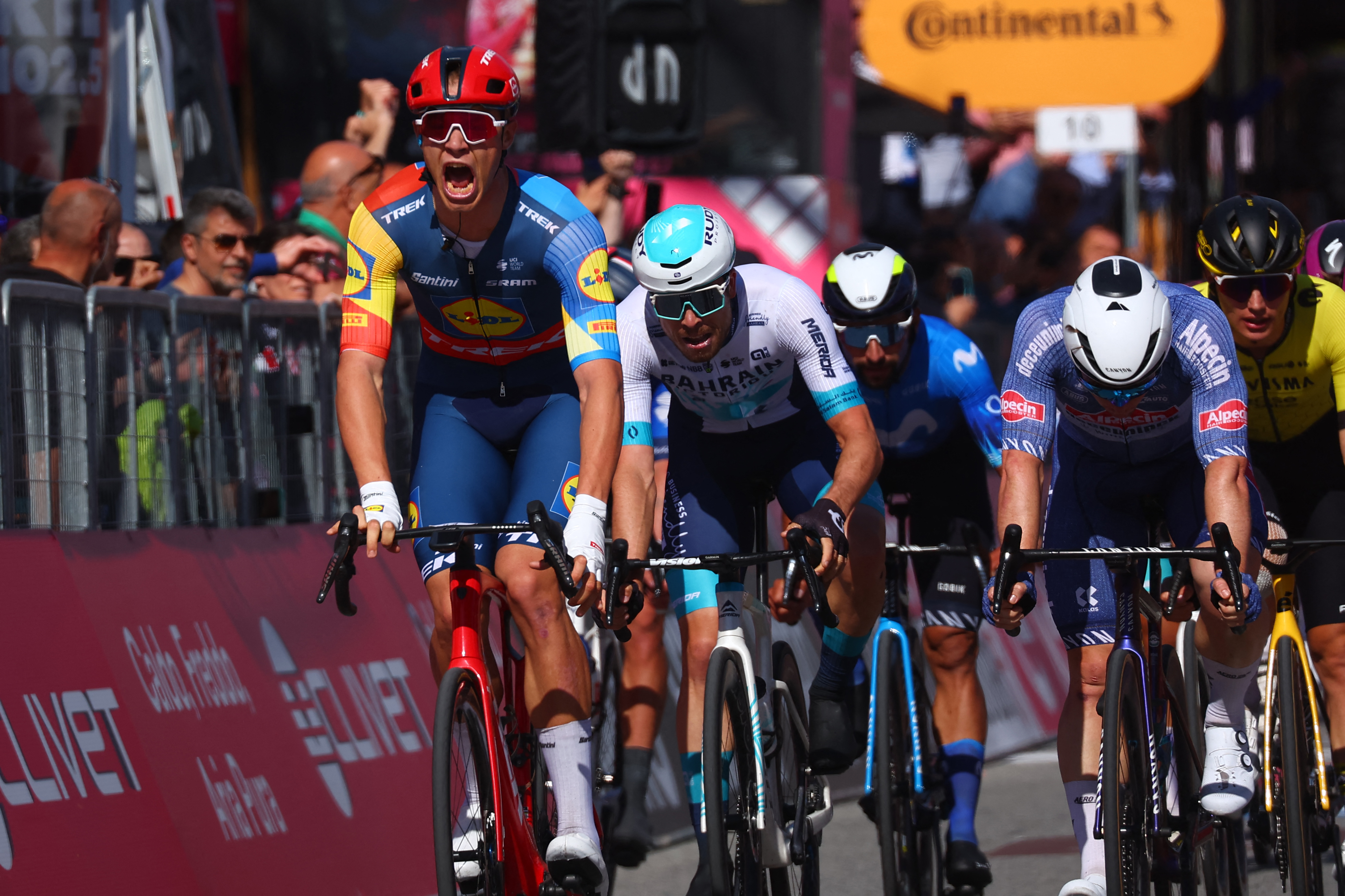 Jonathan Milan celebra su triunfo en la cuarta etapa del Giro de Italia.
