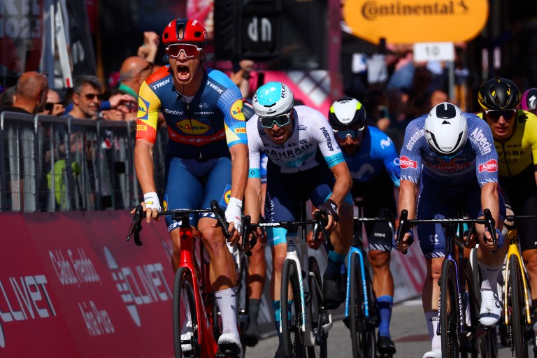 El frenético esprint de Jonathan Milan que le dio la victoria en el Giro de Italia