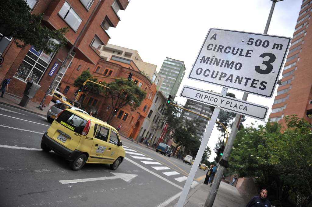 Avisos que hacen referencia a el cambio de restricción vehicular en el centro de la capital