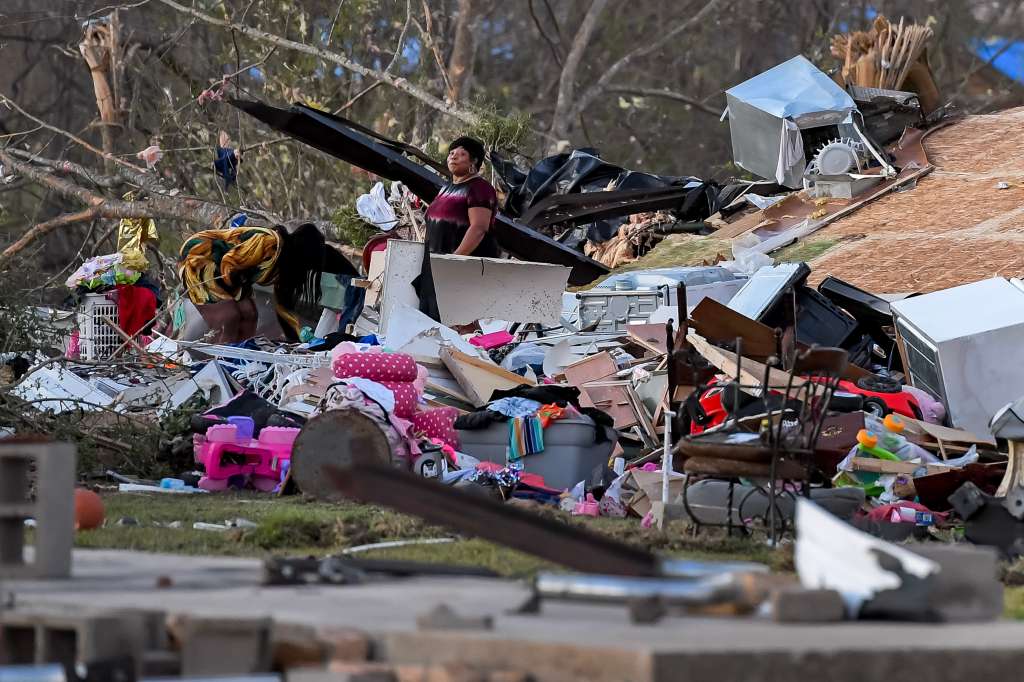 Amory (United States), 25/03/2023.- Residents look through a destroyed home the day after a tornado in Amory, Mississippi, USA, 25 March 2023. At least 25 people have been killed after an overnight tornado and severe weather outbreak tore through the US state of Mississippi. (Estados Unidos) EFE/EPA/THOMAS GRANING