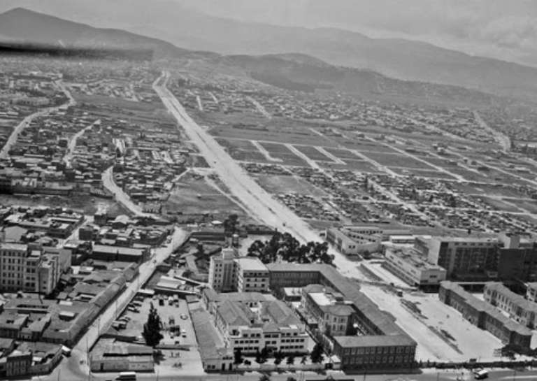 Apertura de la carrera Décima desde el hospital San Juan de Dios hacia el sur. Orduz, Saúl (1922 - 2010).