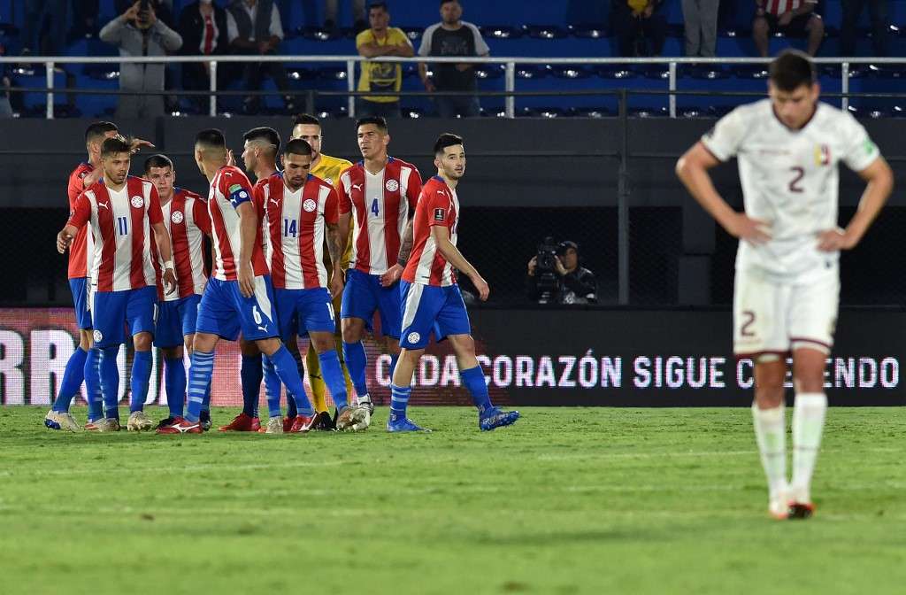 Los jugadores de Paraguay celebran uno de los goles con los que vencieron a Venezuela.