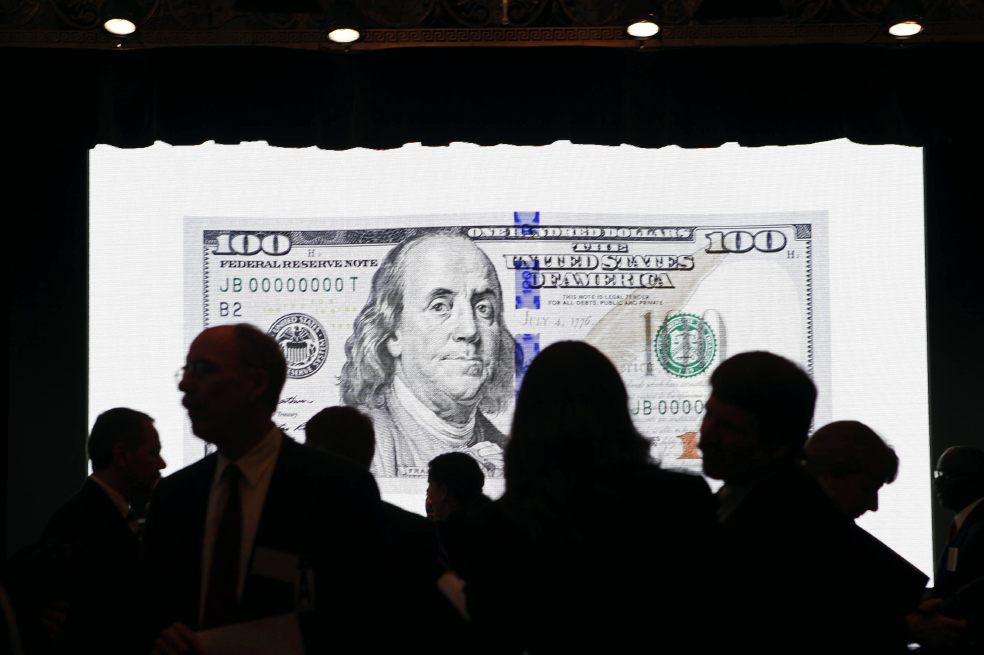 El dólar retrocede a niveles que no se veían desde 2019.