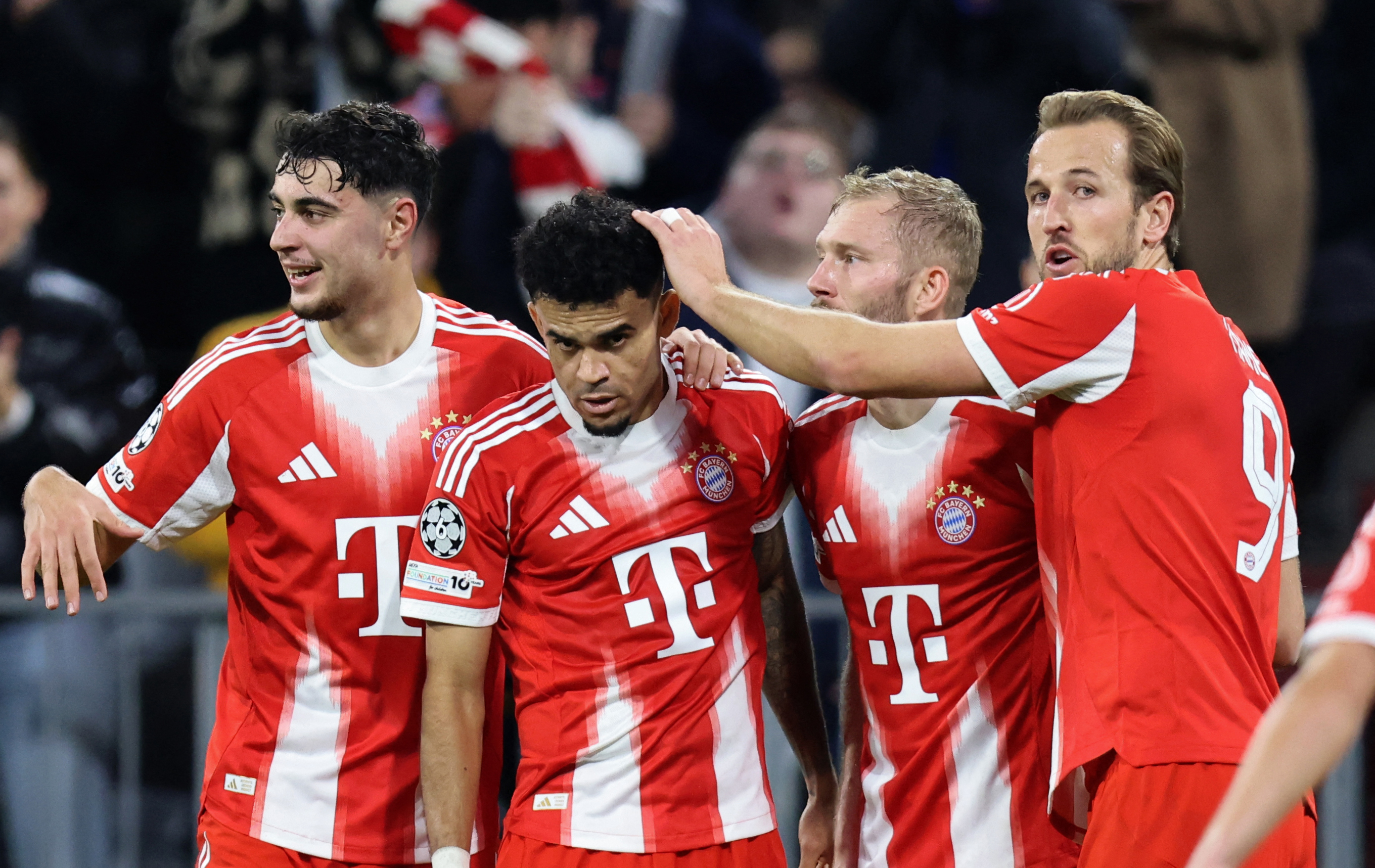 El delantero colombiano #14 del Bayern Múnich, Luis Díaz (2i), celebra el tercer gol de su equipo con sus compañeros (de izq. a der.). El mediocampista alemán #45 del Bayern Múnich, Aleksandar Pavlovic, el mediocampista austríaco #27 del Bayern Múnich, Konrad Laimer, y el delantero inglés #09 del Bayern Múnich, Harry Kane, durante el partido de la UEFA Champions League entre el FC Bayern Múnich y el Club Brugge en Múnich, sur de Alemania, el 22 de octubre de 2025.