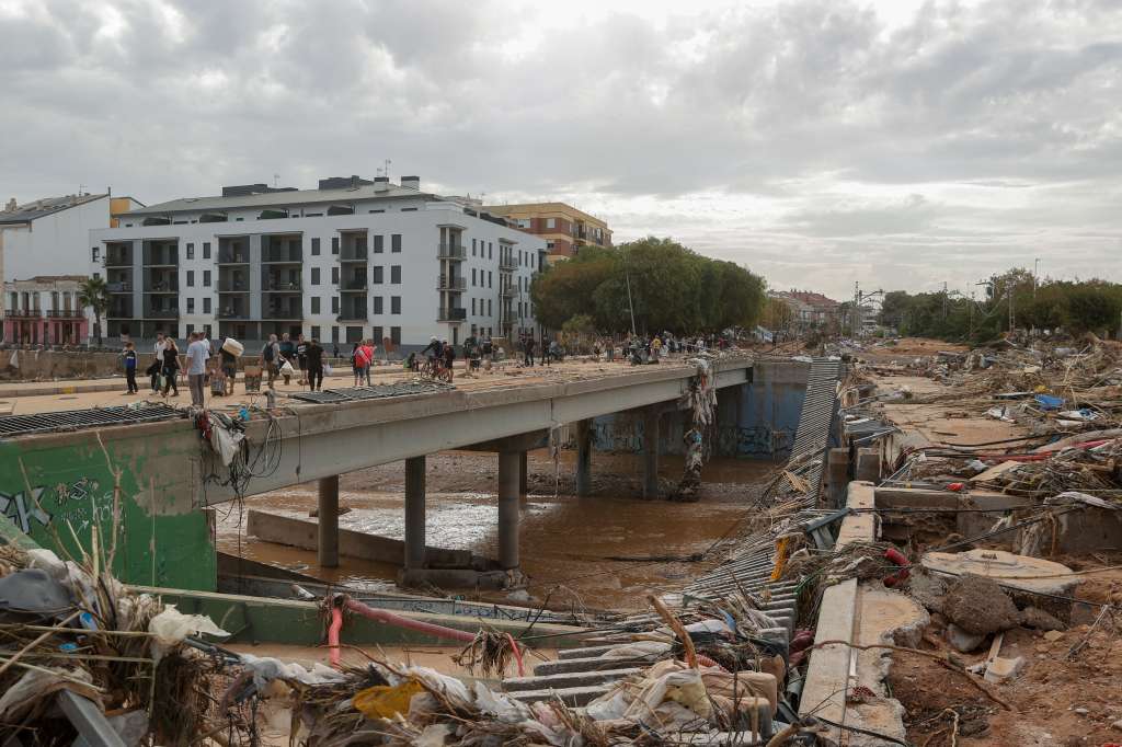 PAIPORTA, 31/10/2024.- Vecinos de Paiporta (Valencia), una de las localidades más afectadas por las inundaciones causadas por la dana, recorren a pie varios kilómetros para comprar agua y alimentos en las localidades cercanas, ya que están sin agua, luz ni comida. La Comunitat Valenciana intenta recuperarse de la peor dana del siglo en España, que ha dejado más de un centenar de muertos en esa región, además de un inmenso escenario de daños en carreteras, calles e infraestructuras de numerosas localidades. EFE/Manuel Bruque