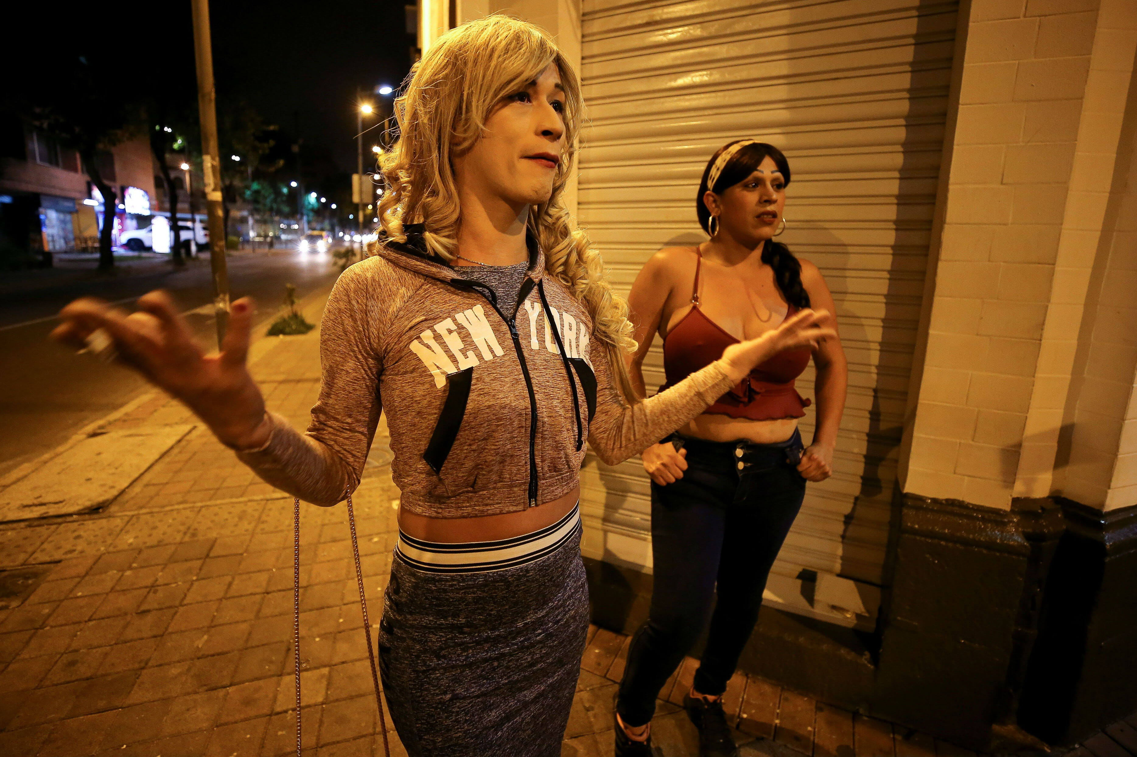 Jesenia, transexual dedicada a la prostitución, habla mientras espera por clientes. / EFE