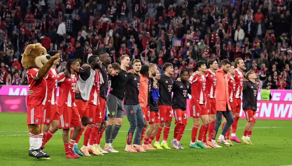 MUNICH (Germany), 01/11/2025.- Players of Munich applaud to supporters after winning the German Bundesliga match between FC Bayern Munich and Bayer 04 Leverkusen, in Munich, Germany, 01 November 2025. (Alemania) EFE/EPA/RONALD WITTEK CONDITIONS - ATTENTION: The DFL regulations prohibit any use of photographs as image sequences and/or quasi-video.
