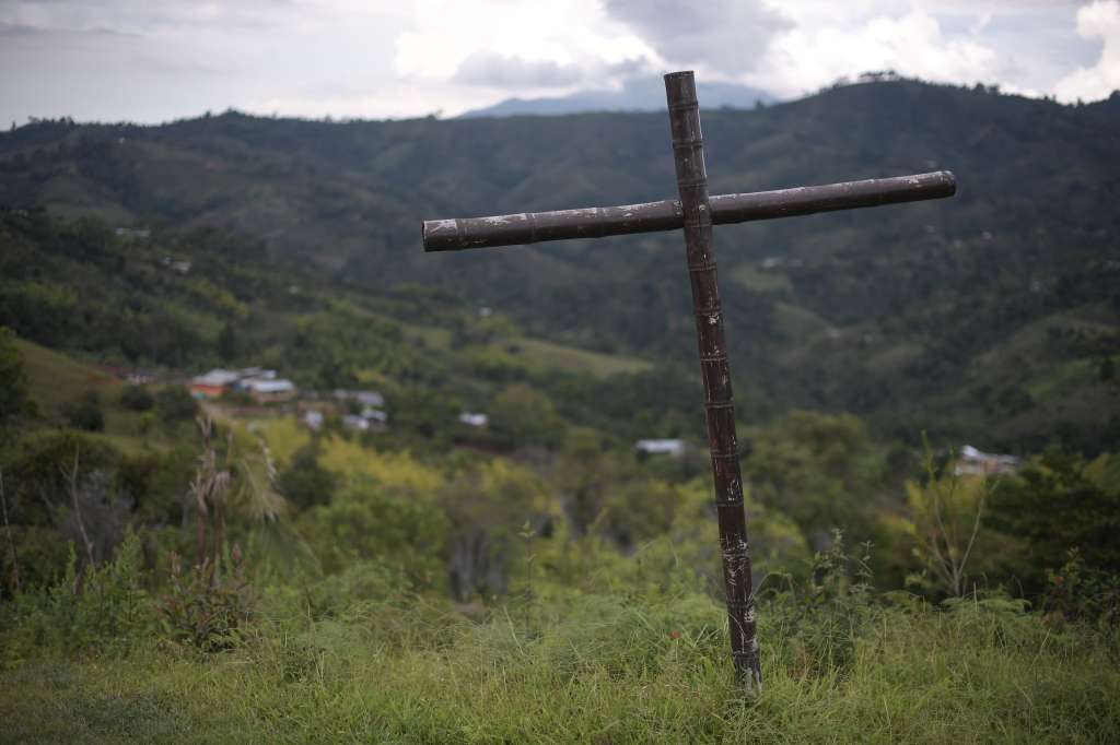 Diferentes aspectos de este municipio ubicado en el departamento del Cauca: Templo, Parque principal, habitantes, casas, carreteras.