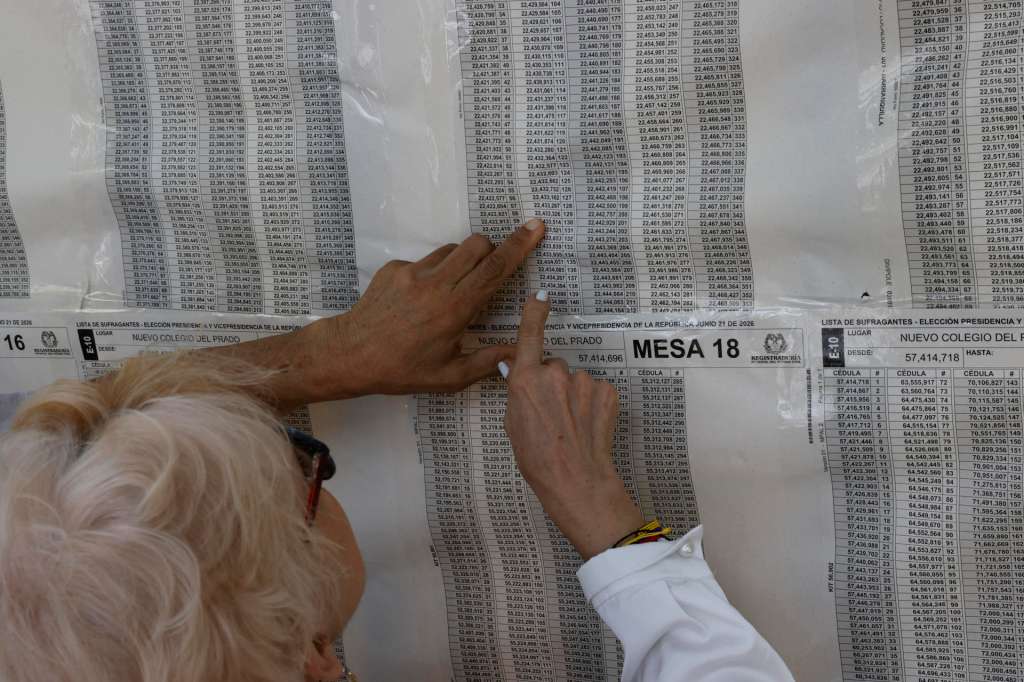 AME2985. BARRANQUILLA (COLOMBIA), 21/06/2026.- Personas asisten a votar durante la segunda vuelta de las elecciones presidenciales este domingo, en Barranquilla (Colombia). La elección del sucesor del presidente colombiano, Gustavo Petro, avanza sin incidentes, en una jornada en la que el candidato de ultraderecha Abelardo de la Espriella y el izquierdista Iván Cepeda ya votaron y llamaron a los indecisos a apoyarlos para ganar. EFE/ Mauricio Dueñas Castañeda

