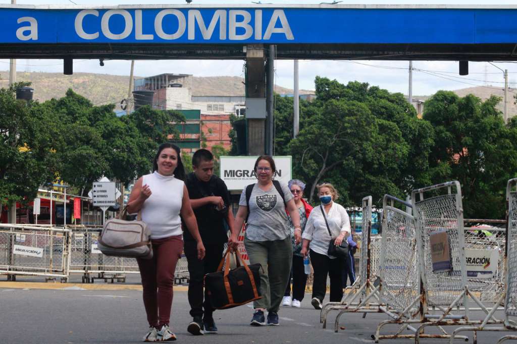 AME5471. LA PARADA (COLOMBIA), 26/07/2025.- Personas caminan por el puente Internacional Simón Bolívar, que une a Colombia con Venezuela este sábado, en La Parada (Colombia). Venezuela anunció que sus pasos fronterizos estarán cerrados a partir de las 6.00 hora local (10.00 GMT) de este sábado y durante 48 horas por las elecciones de alcaldes y de concejos municipales del domingo. EFE/ Mario Caicedo