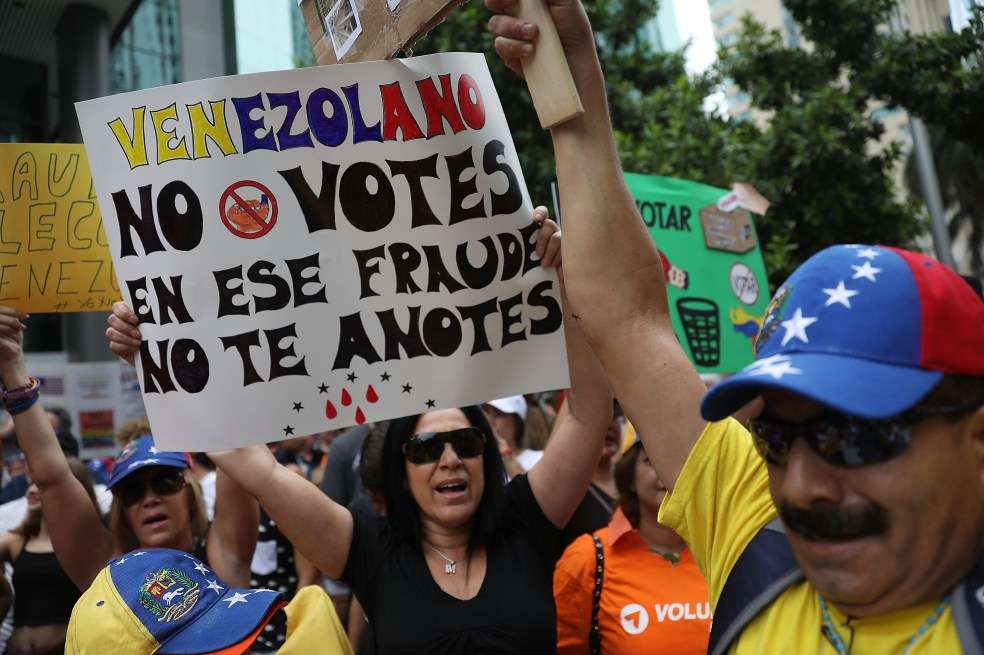 Durante la jornada electoral del domingo, los venezolanos de la diáspora protagonizaron protestas alrededor del mundo. / AFP