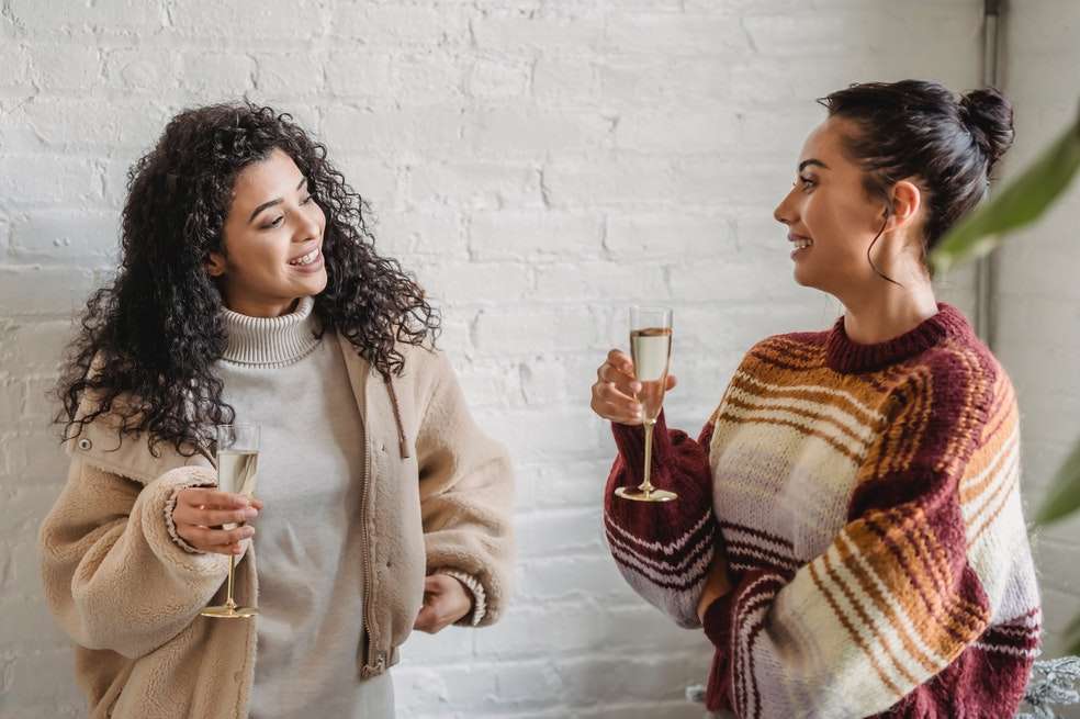Géminis:
Los Géminis son personas por naturaleza divertidas y extrovertidas. Disfrutan del buen humor y utilizan el sarcasmo para hacer que las situaciones sean más jocosas. No obstante, de vez en cuando utilizan esa agilidad mental para lastimar y sacar a relucir situaciones que los han lastimado.
Detrás de sus chistes se pueden esconder verdades difíciles de decir sin humor. El sarcasmo es una de sus armas favoritas para sacarse una espinita que los había estado atormentando y así conseguir devolver el golpe.