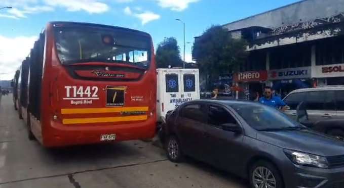 La tarde de este jueves 24 de octubre autoridades de movilidad confirmaron un accidente entre un bus de transmilenio y un vehículo particular en la Av NQS con calle 19.
