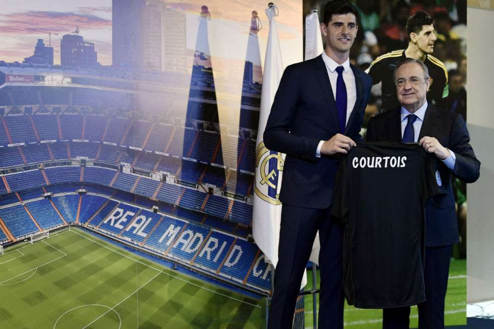Thibaut Courtois (izquierda) junto a Florentino Pérez, presidente del cuadro blanco. / AFP