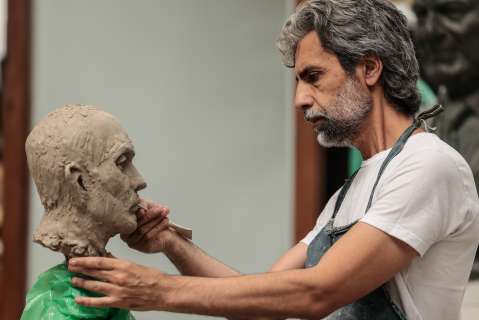 El escultor que ‘moldeó’ el “carácter” de Maradona, Messi y Evita