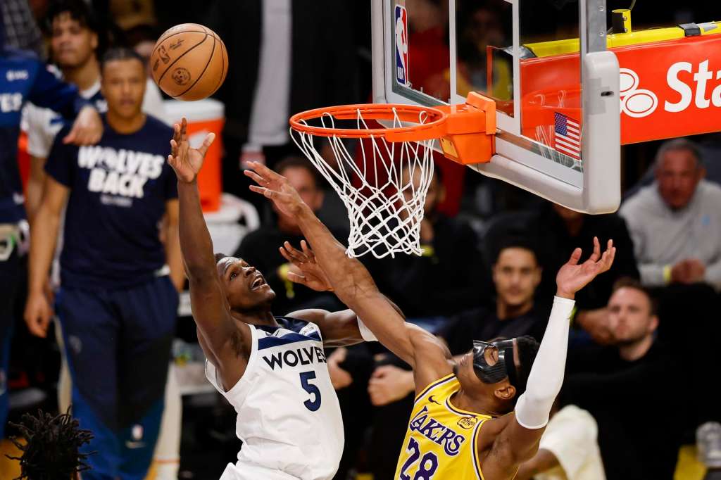 LOS ANGELES (United States), 23/04/2025.- Minnesota Timberwolves guard Anthony Edwards (L) drives to the basket with the ball while being guarded by Los Angeles Lakers forward Rui Hachimura (R) during the fourth quarter of the first round playoff game between the Minnesota Timberwolves and Los Angeles Lakers in Los Angeles, California, USA, 22 April 2025. (Baloncesto) EFE/EPA/CAROLINE BREHMAN SHUTTERSTOCK OUT