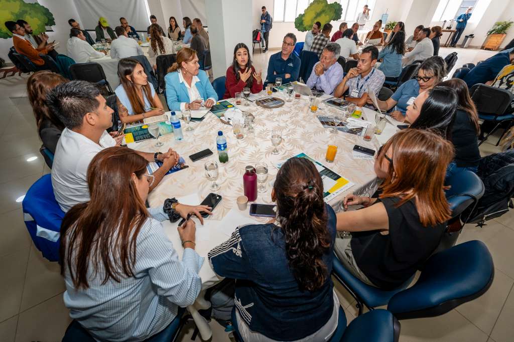 Reunión del Encuentro por el Agua y la Energía Renovable en Caldas.