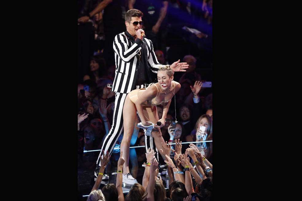 Robin Thicke y Miley Cyrus cantan ‘Blurred Lines’ en los MTV Video Music Awards, el pasado 25 de agosto. / Reuters